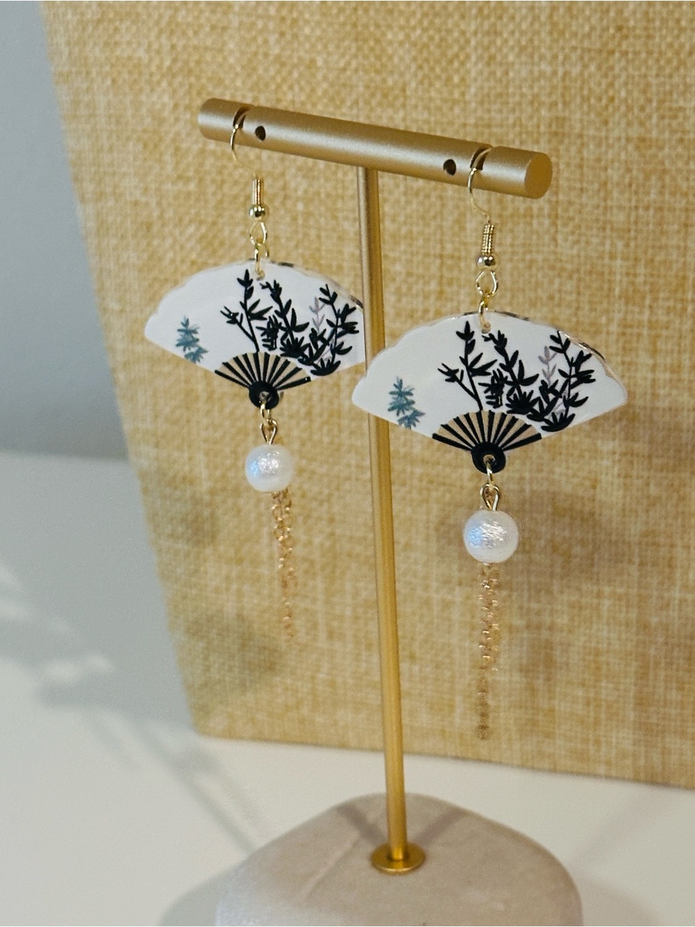 Fashion Jewelry White Fan Earrings with Black Botanical Design and Gold Chain